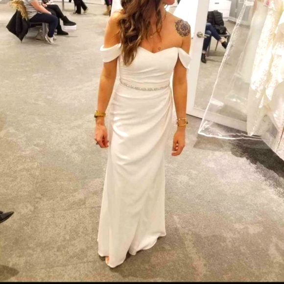 Wedding/Engagement Dress Never Worn - Picture 1 of 4